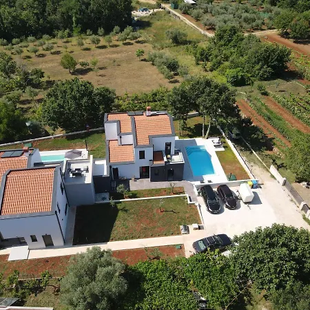 Barbara Вілла *